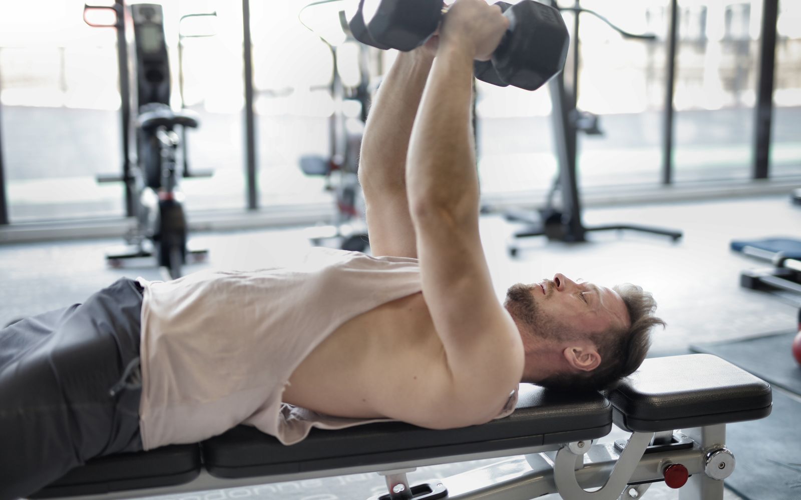 Calm, well-equipped fitness space for beginner training