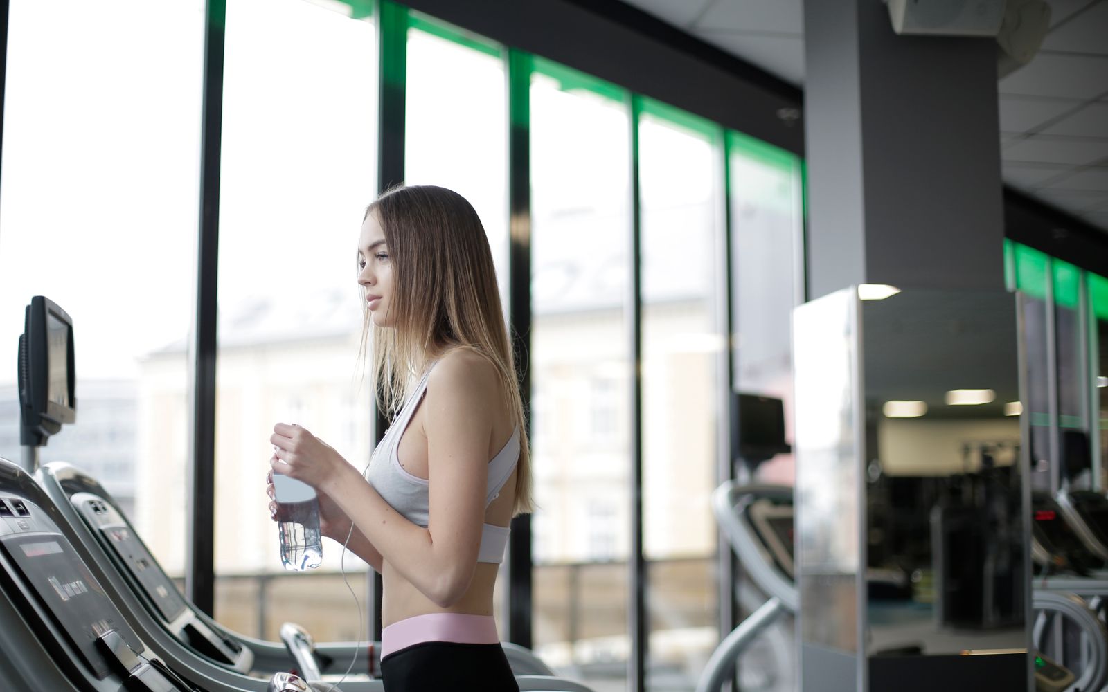 Wellness coach discussing practical nutrition and lifestyle habits